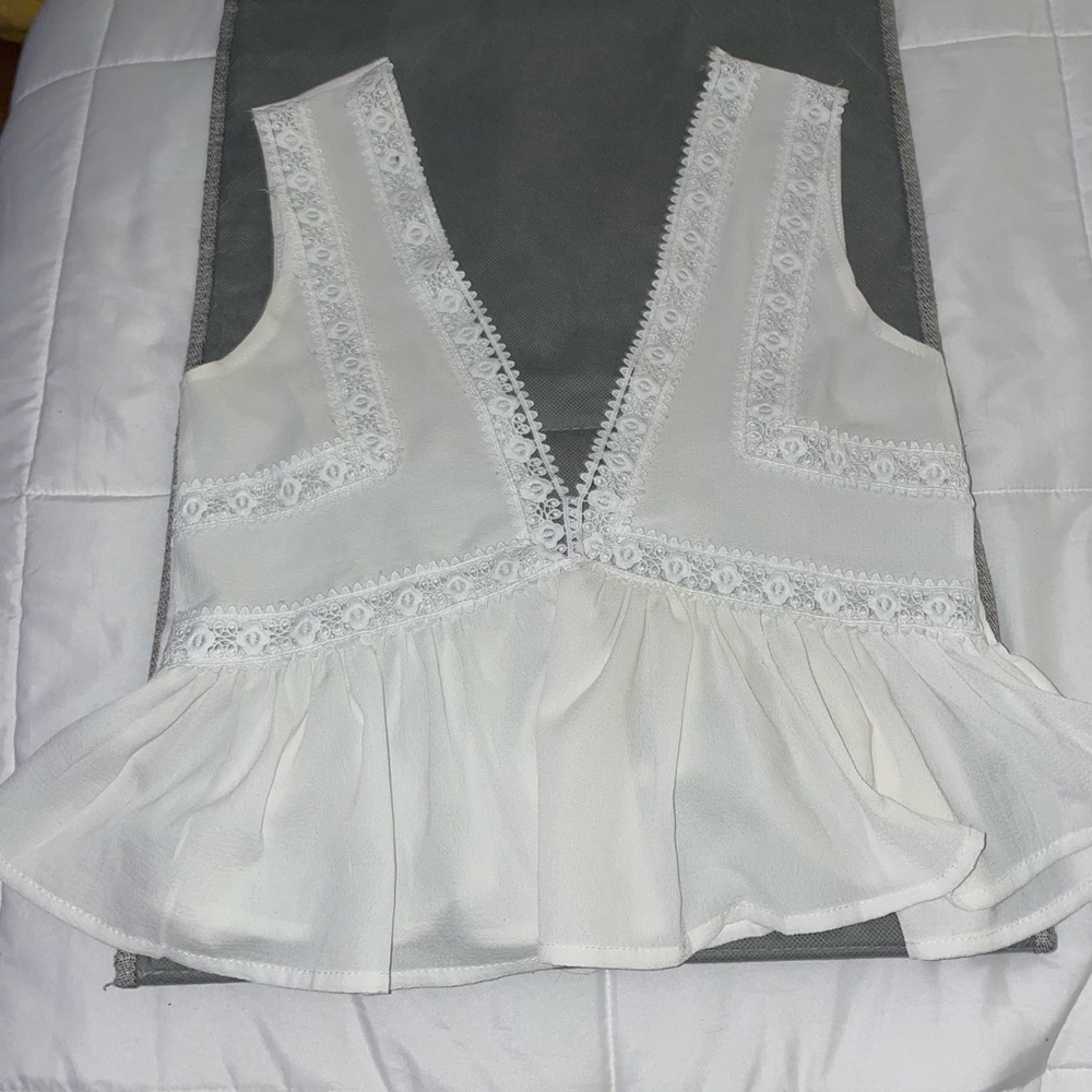 M/L white cropped tank with peplum